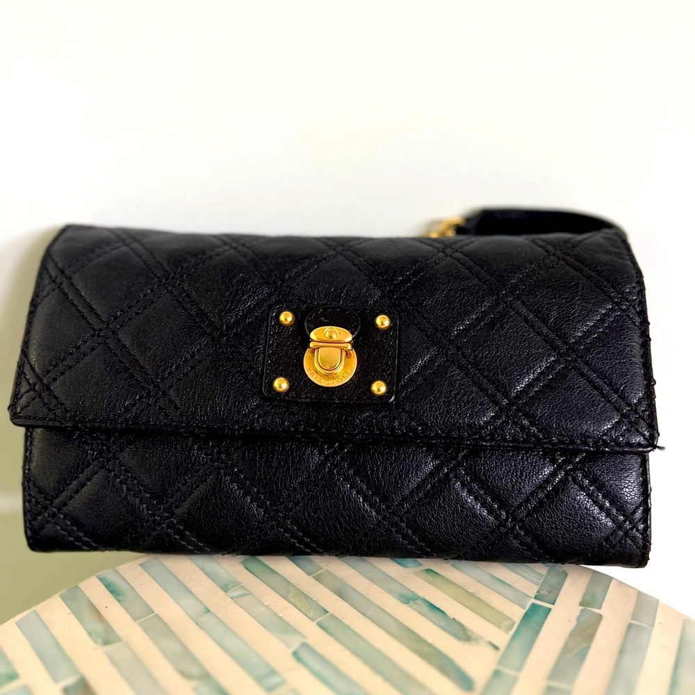 Marc Jacobs chain on wallet